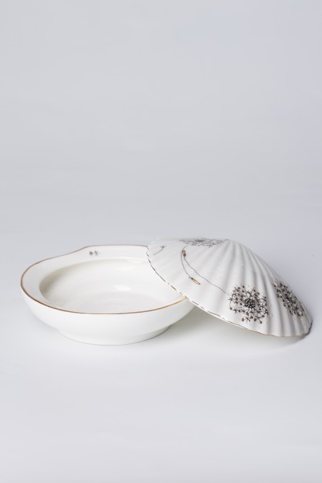 Decorative porcelain boxes with lids