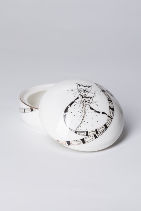 Decorative porcelain boxes with lids
